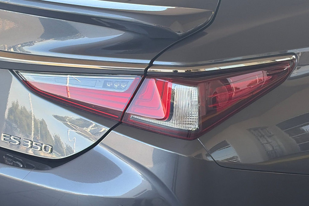Thumbnail: 2022 Lexus ES - 31