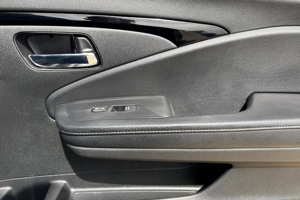 Thumbnail: 2019 Honda Pilot - 24