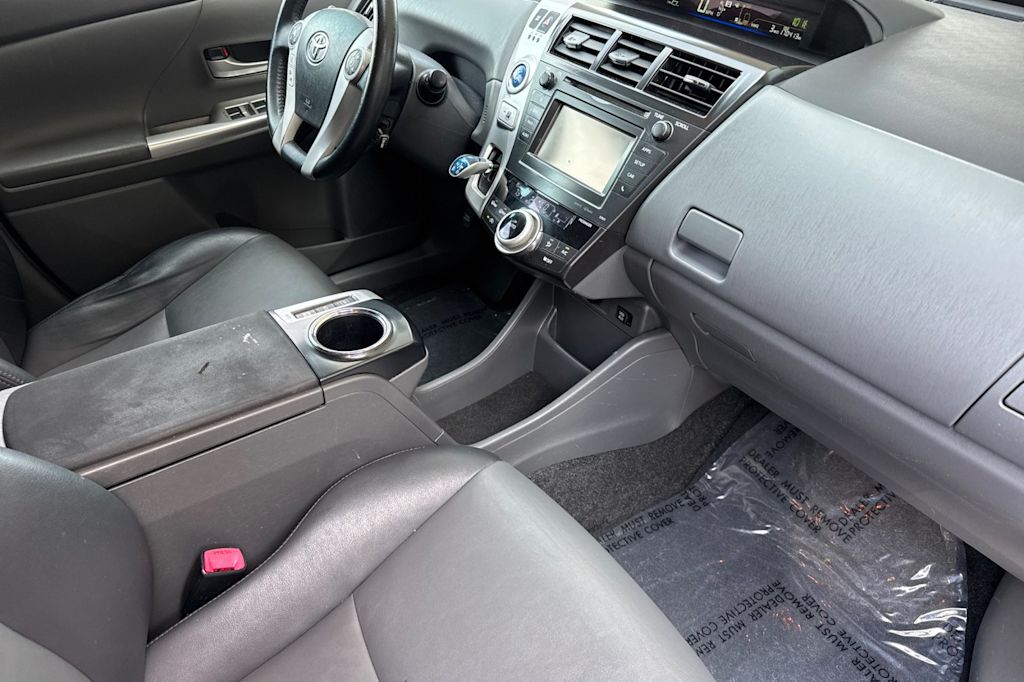 Thumbnail: 2014 Toyota Prius v - 11