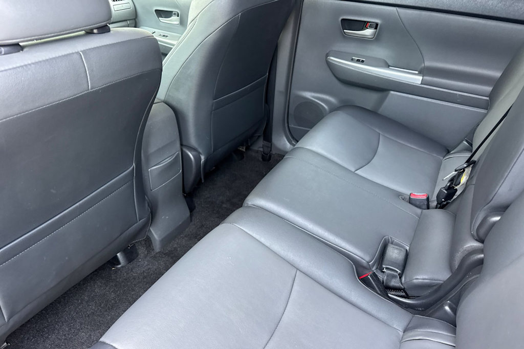 Thumbnail: 2014 Toyota Prius v - 9
