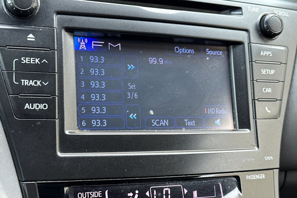 Thumbnail: 2014 Toyota Prius v - 12