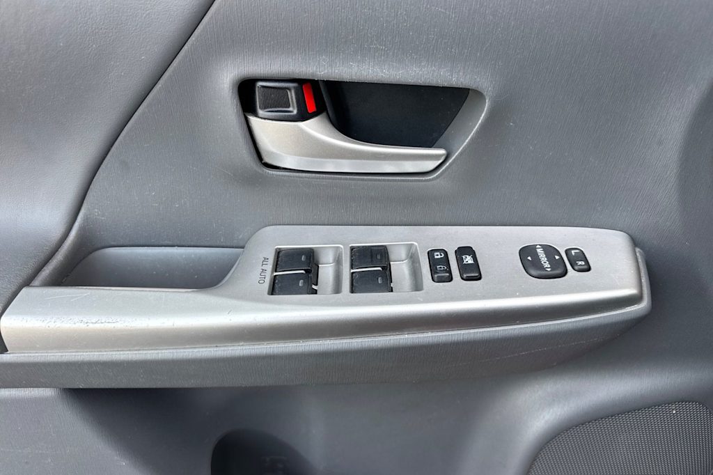 Thumbnail: 2014 Toyota Prius v - 20