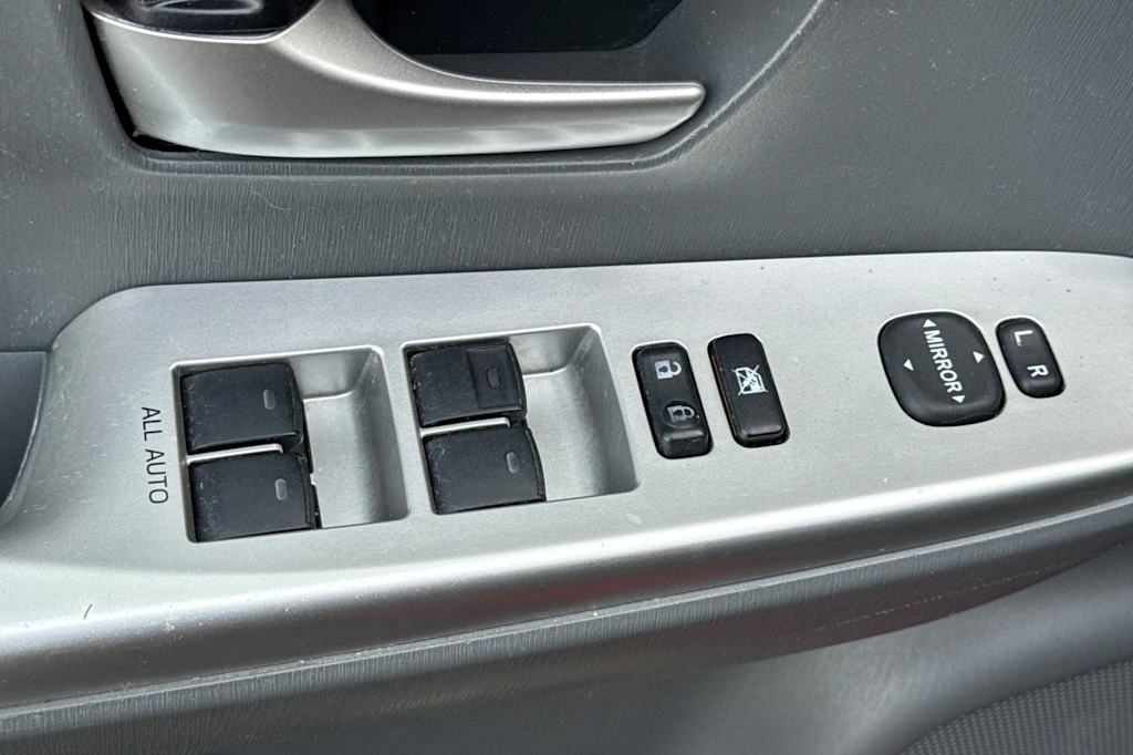 Thumbnail: 2014 Toyota Prius v - 21