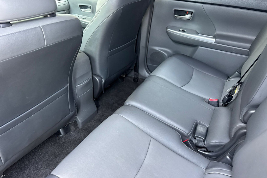 Thumbnail: 2014 Toyota Prius v - 16