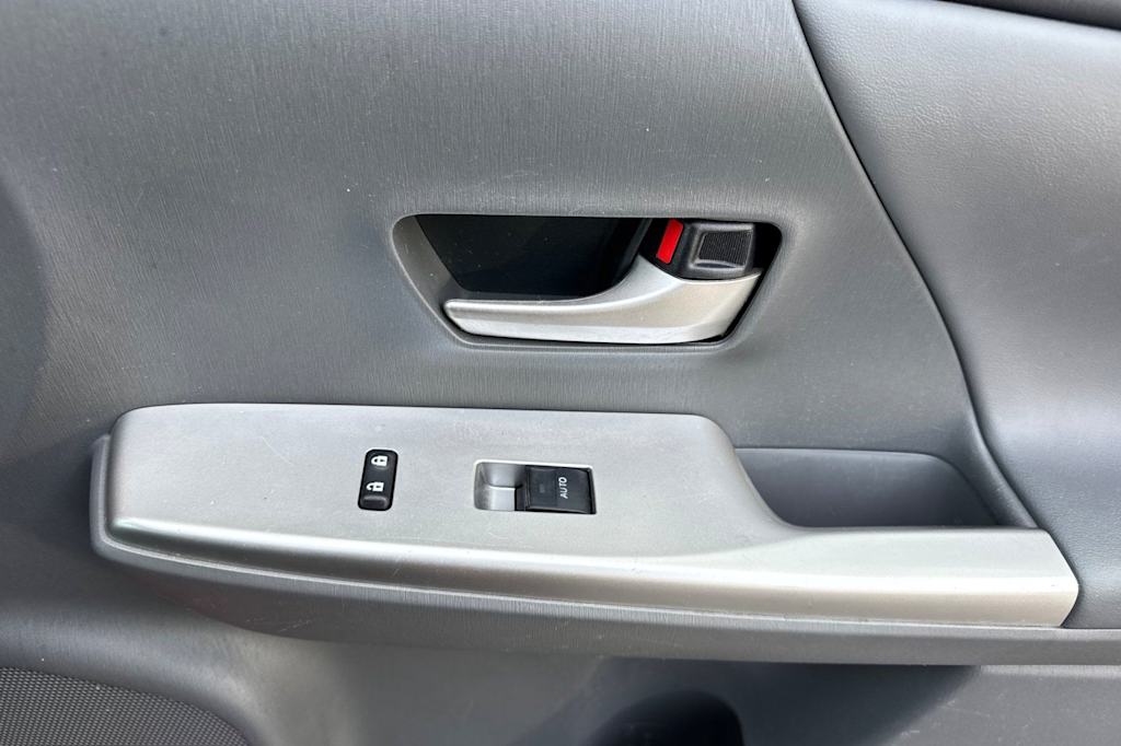 Thumbnail: 2014 Toyota Prius v - 24