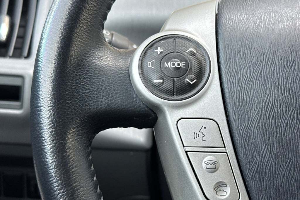 Thumbnail: 2014 Toyota Prius v - 32