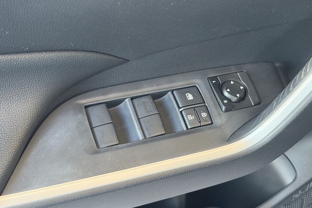 Thumbnail: 2019 Toyota RAV4 - 21