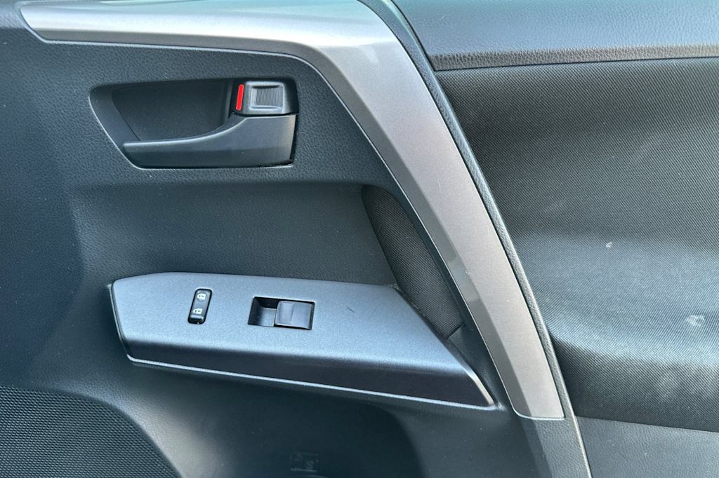 Thumbnail: 2016 Toyota RAV4 - 24