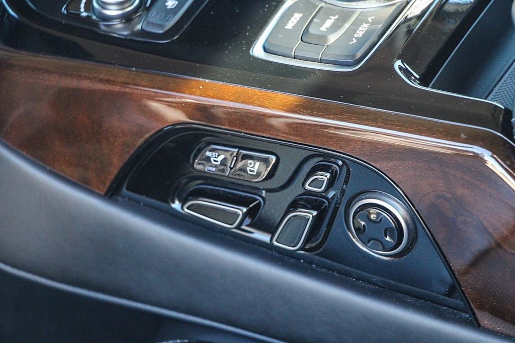 Thumbnail: 2019 Genesis G90 - 24