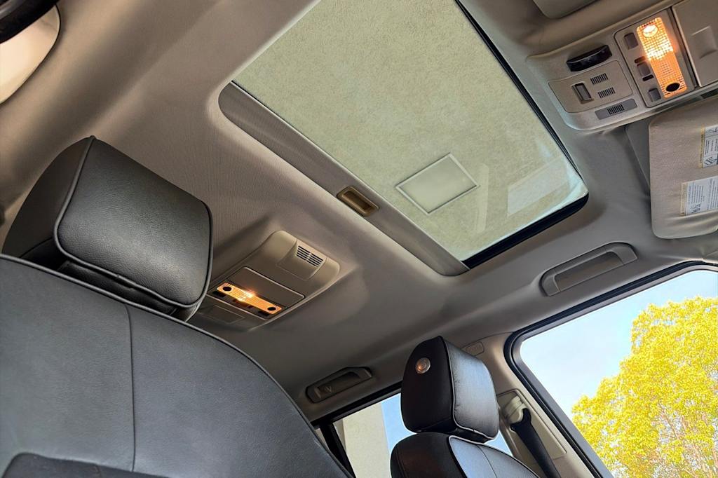 Thumbnail: 2011 Land Rover Range Rover - 24