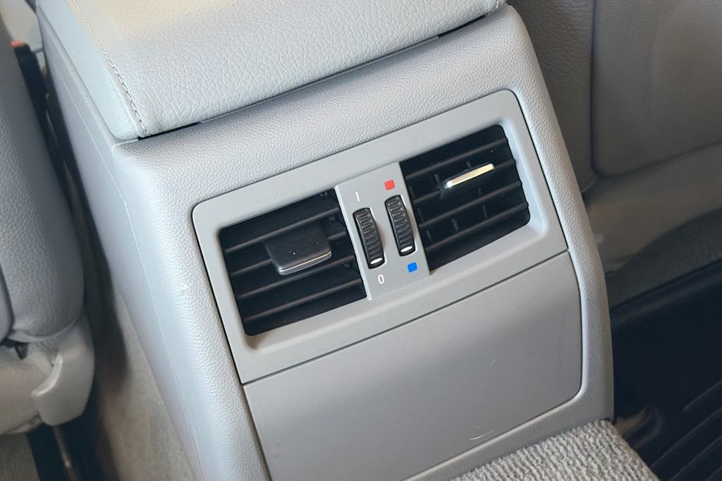 Thumbnail: 2010 BMW 3 Series - 21