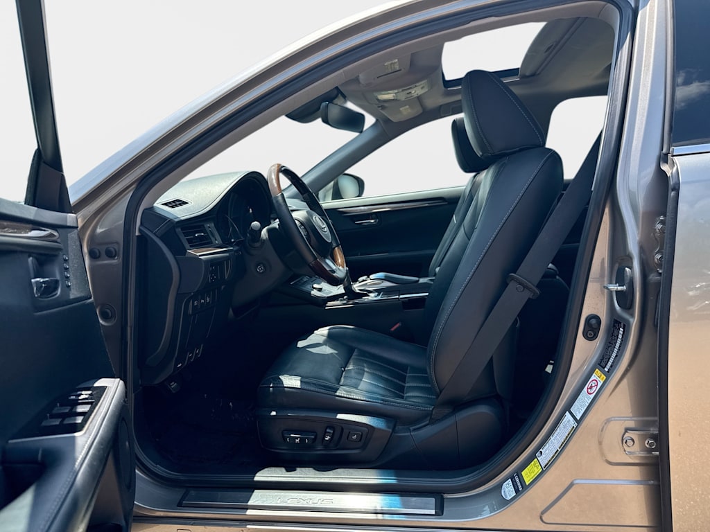 Thumbnail: 2017 Lexus ES - 11