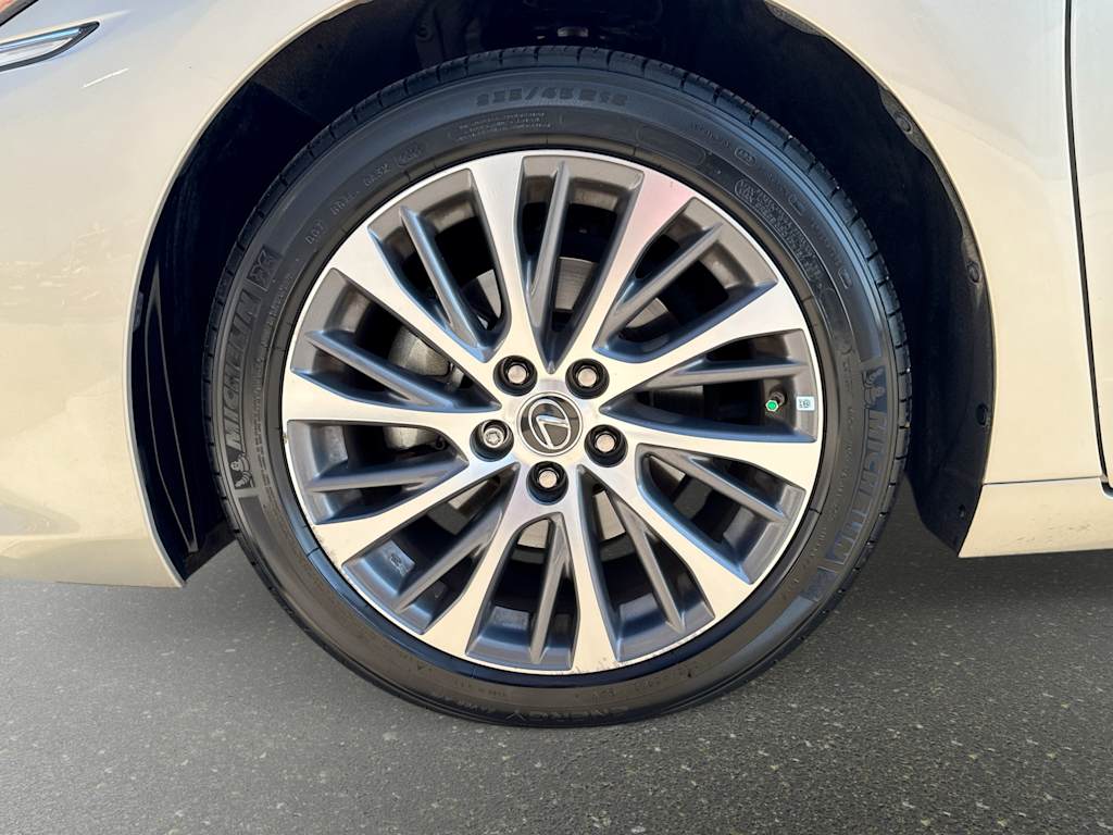 Thumbnail: 2021 Lexus ES - 8