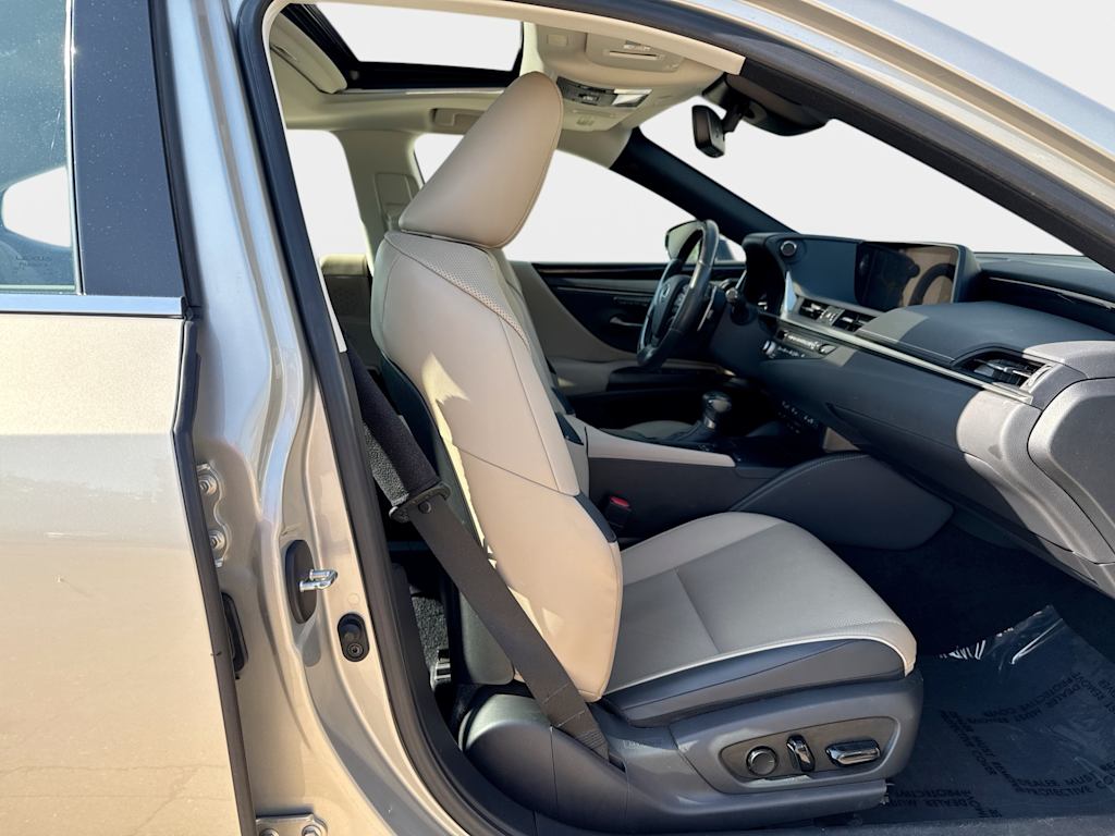 Thumbnail: 2021 Lexus ES - 7