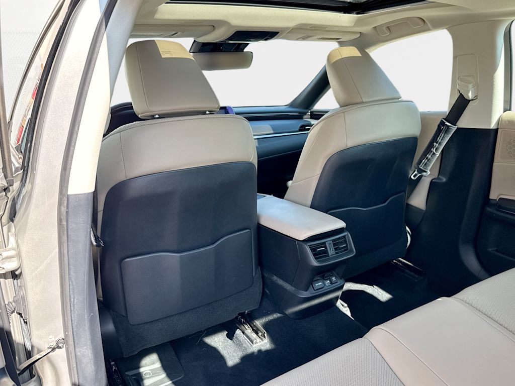 Thumbnail: 2021 Lexus ES - 26