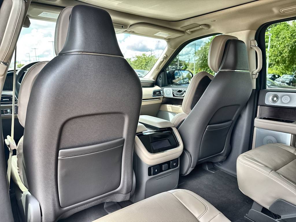 Thumbnail: 2024 Lincoln Navigator L - 23