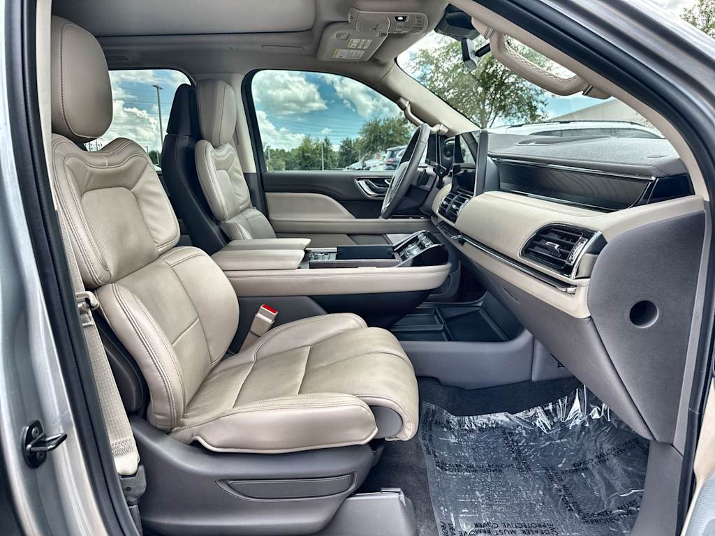 Thumbnail: 2024 Lincoln Navigator L - 19
