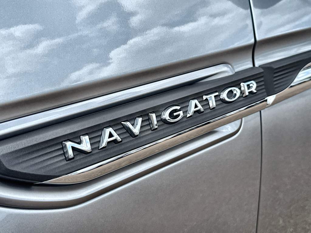 Thumbnail: 2024 Lincoln Navigator L - 6