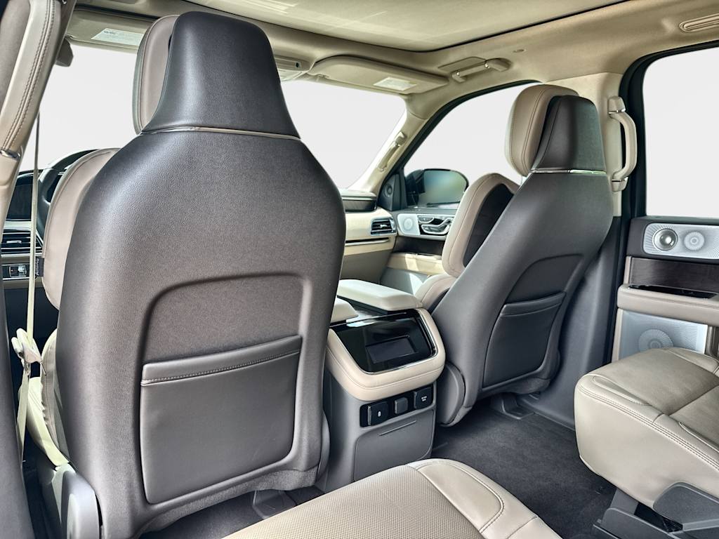Thumbnail: 2024 Lincoln Navigator L - 23