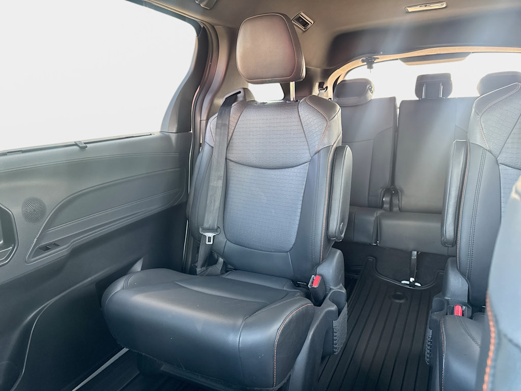 Thumbnail: 2021 Toyota Sienna - 12