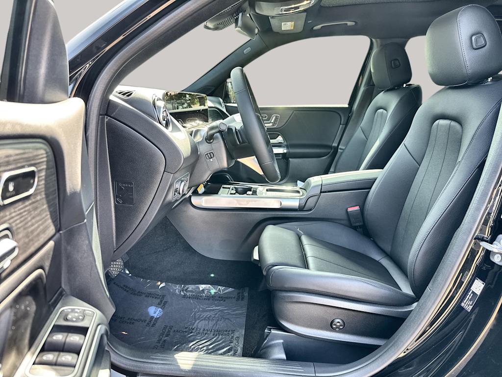 Thumbnail: 2026 Mercedes-Benz GLB - 10