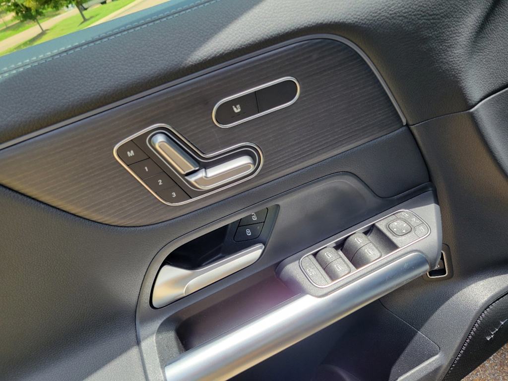 Thumbnail: 2025 Mercedes-Benz GLA - 21