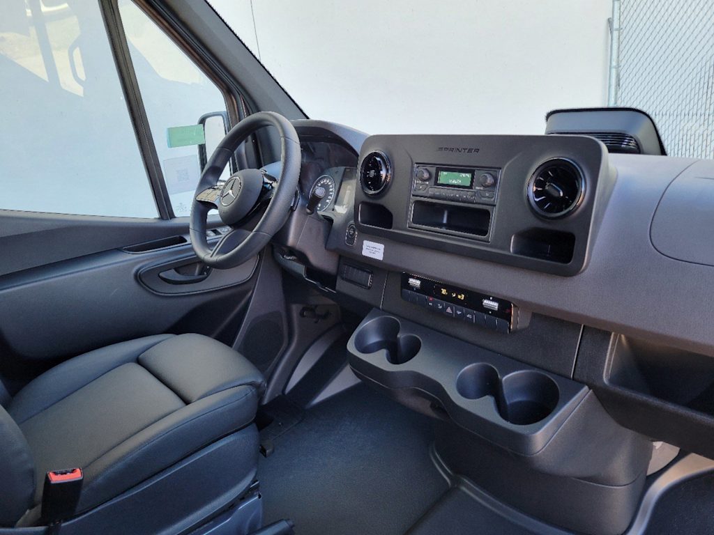 Thumbnail: 2025 Mercedes-Benz Sprinter - 21