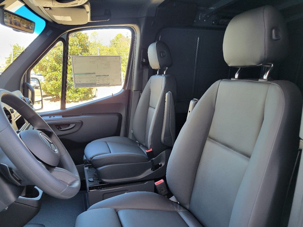 Thumbnail: 2025 Mercedes-Benz Sprinter - 8