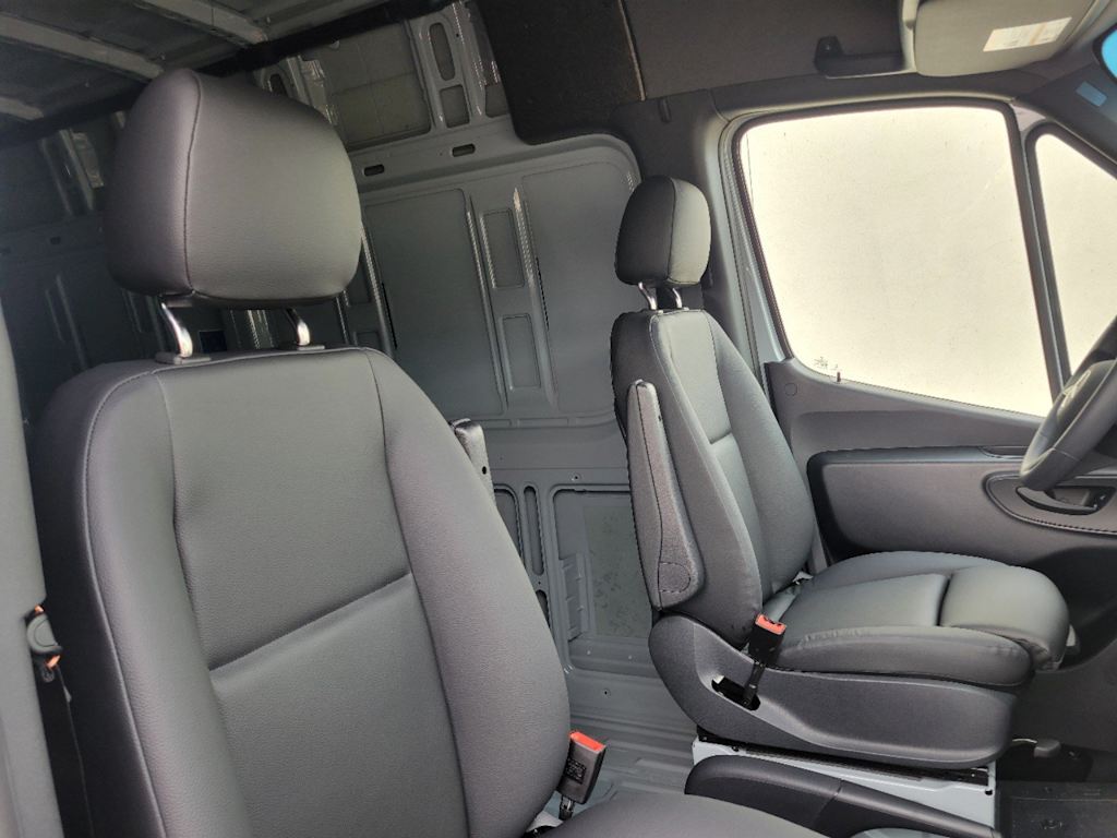 Thumbnail: 2025 Mercedes-Benz Sprinter - 22