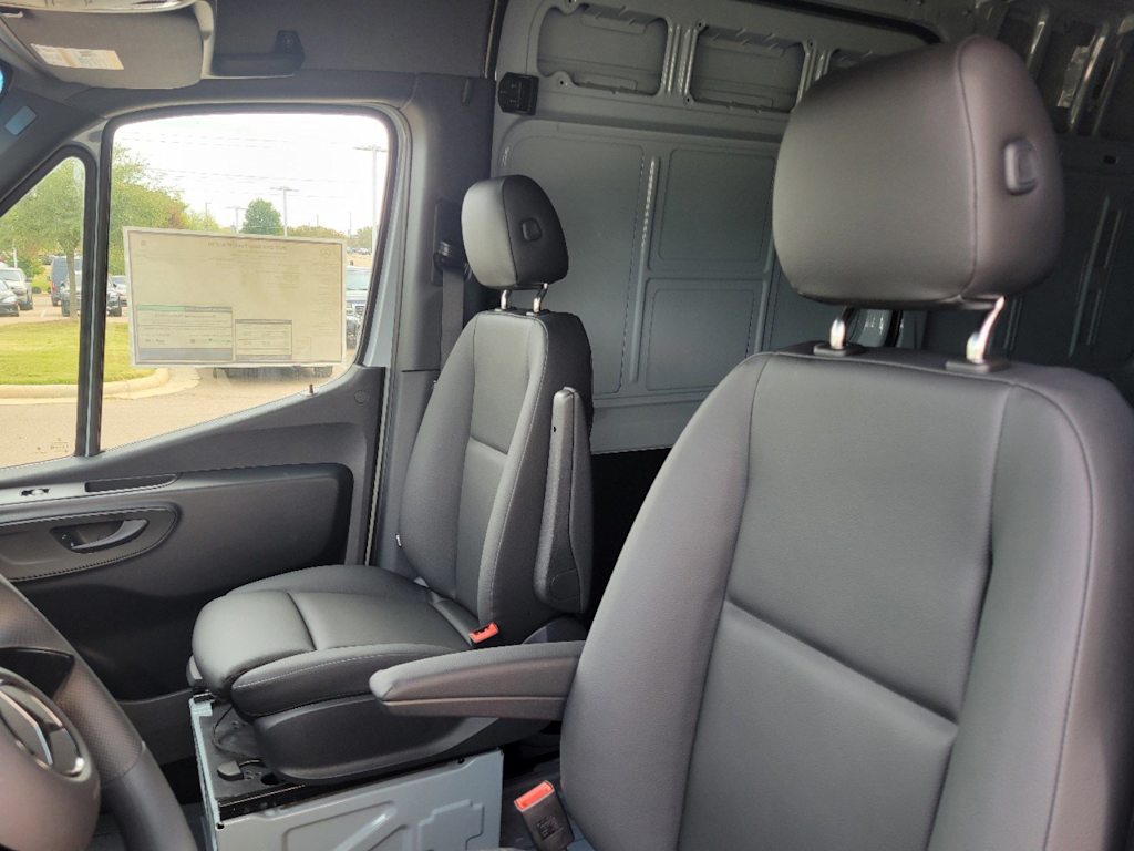 Thumbnail: 2025 Mercedes-Benz Sprinter - 7