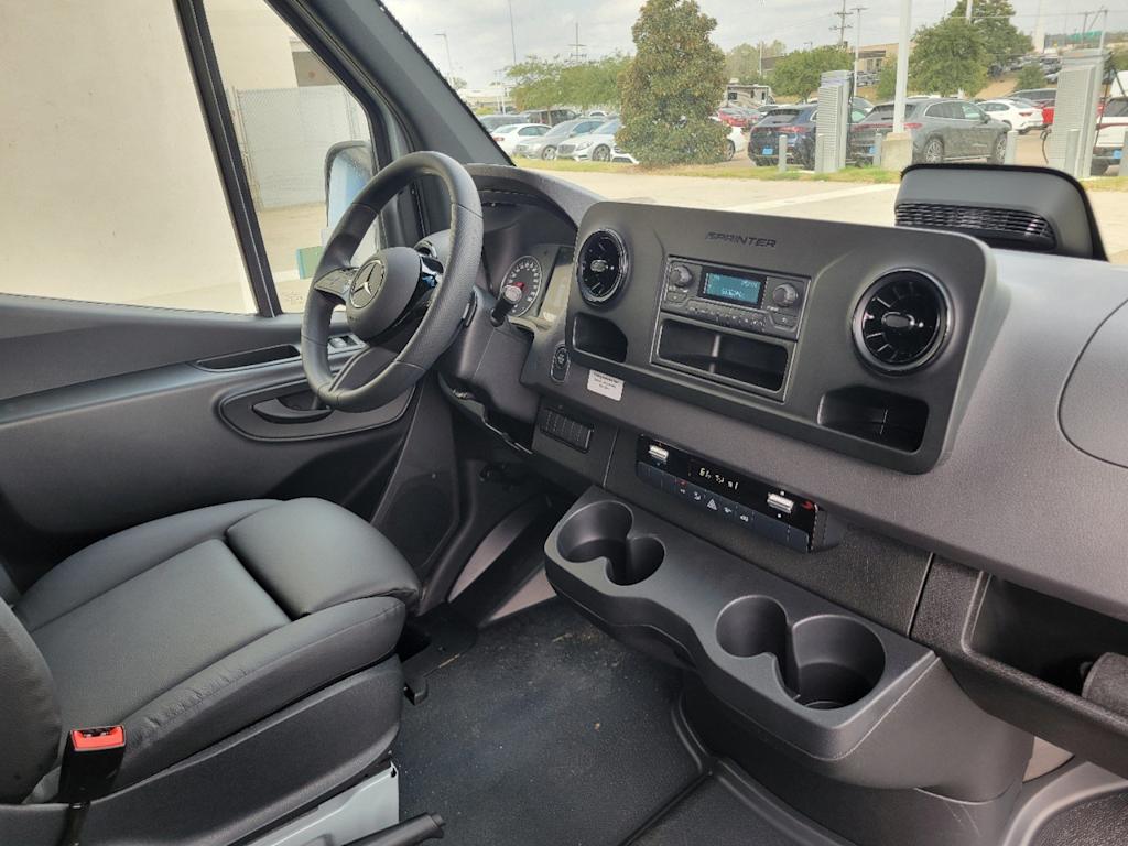 Thumbnail: 2025 Mercedes-Benz Sprinter - 21