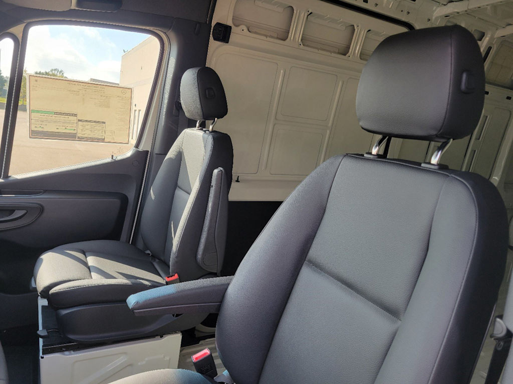 Thumbnail: 2025 Mercedes-Benz Sprinter - 8