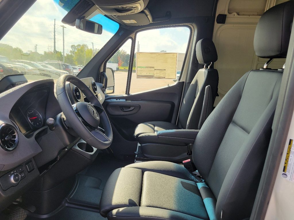 Thumbnail: 2025 Mercedes-Benz Sprinter - 7