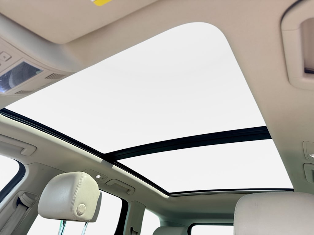 Thumbnail: 2016 Volkswagen Touareg - 28