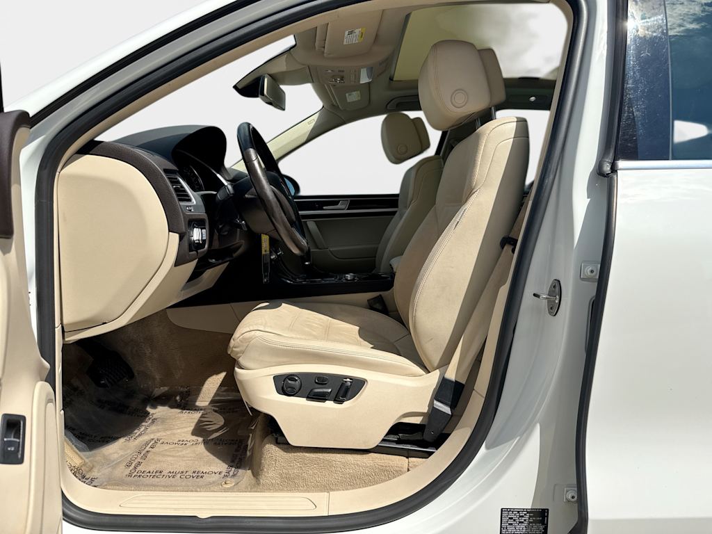 Thumbnail: 2016 Volkswagen Touareg - 11