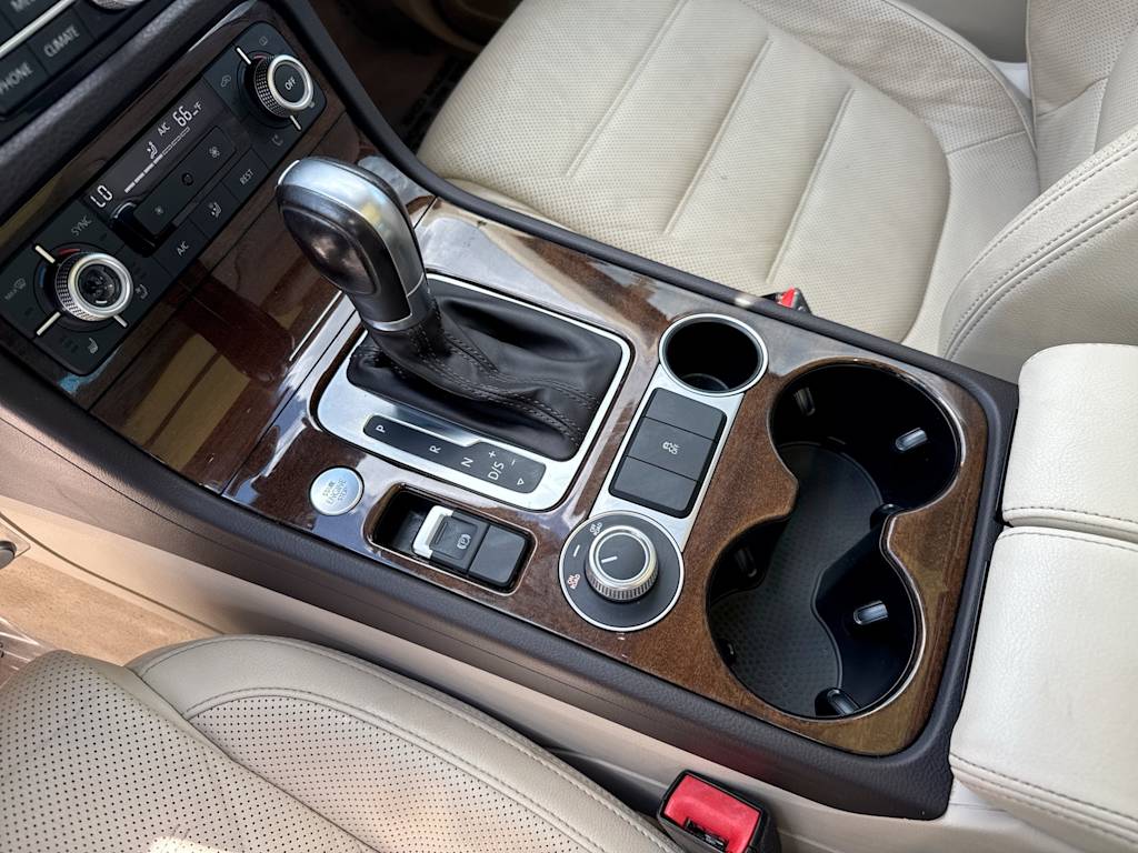 Thumbnail: 2016 Volkswagen Touareg - 15
