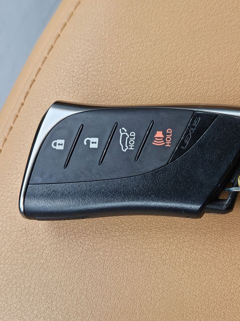 Thumbnail: 2025 Lexus ES - 17