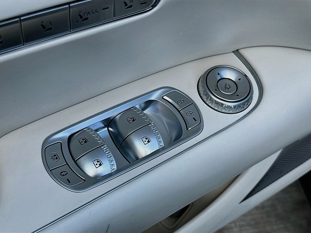 Thumbnail: 2023 Genesis G90 - 25