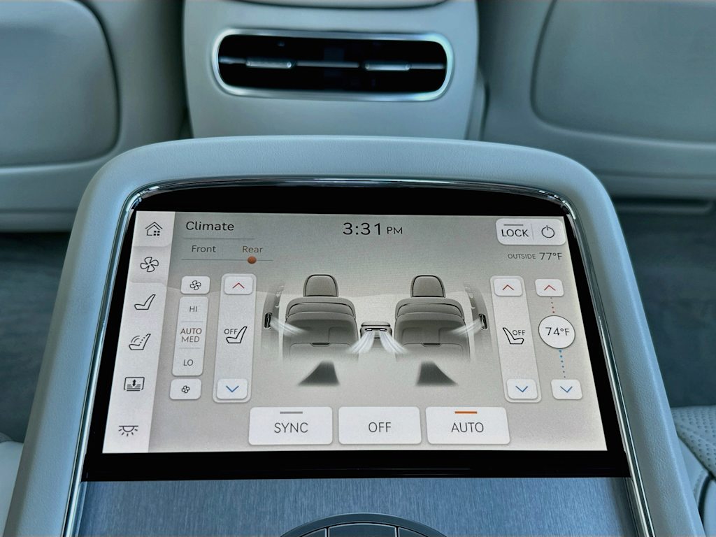Thumbnail: 2023 Genesis G90 - 32