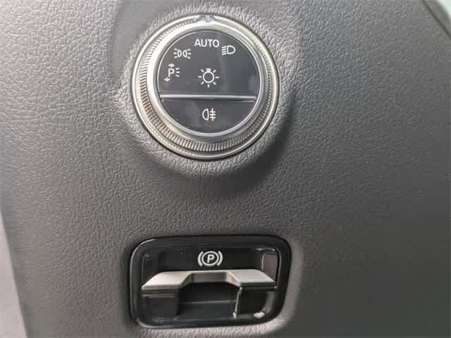 Thumbnail: 2025 Mercedes-Benz C-Class - 25