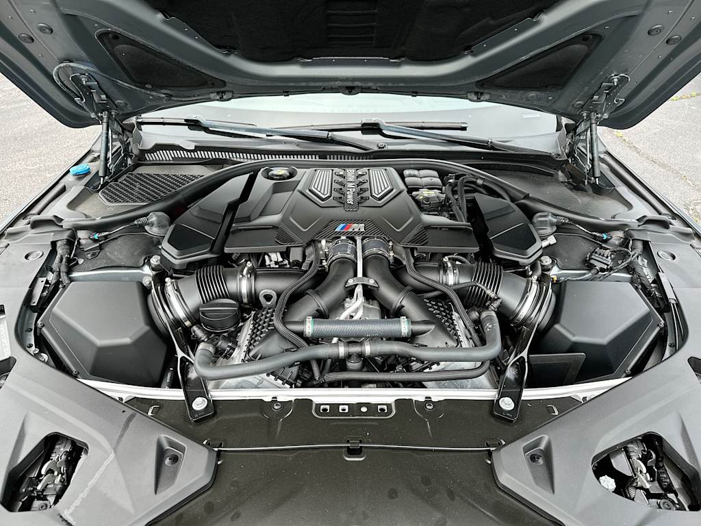 Thumbnail: 2023 BMW M8 - 8