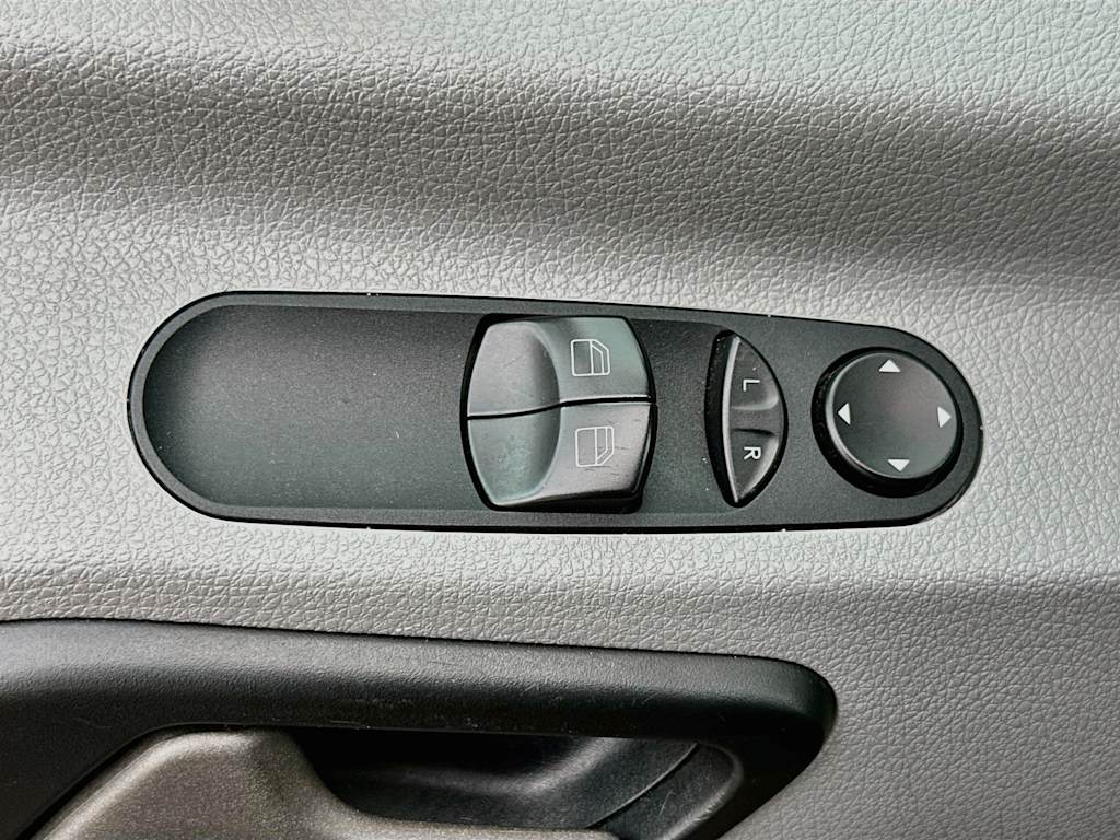 Thumbnail: 2015 Mercedes-Benz Sprinter - 26
