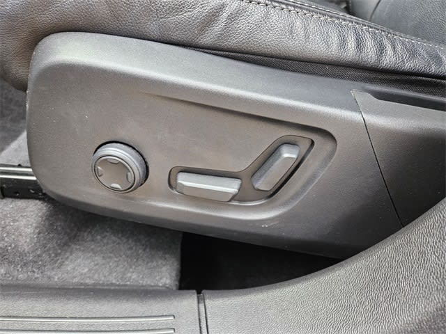 Thumbnail: 2023 Volvo XC40 - 27