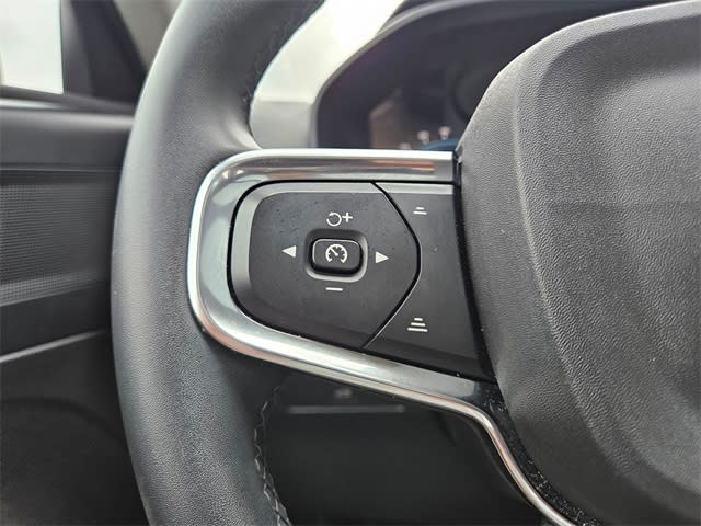 Thumbnail: 2023 Volvo XC40 - 32