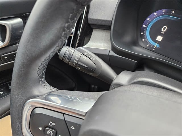 Thumbnail: 2023 Volvo XC40 - 16