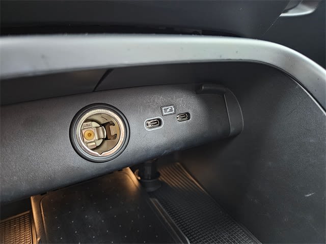 Thumbnail: 2023 Volvo XC40 - 37