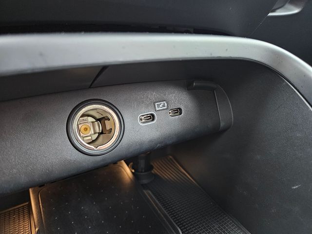 Thumbnail: 2023 Volvo XC40 - 38