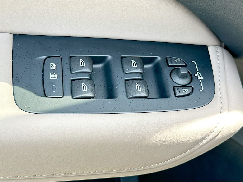Thumbnail: 2026 Volvo XC60 - 27