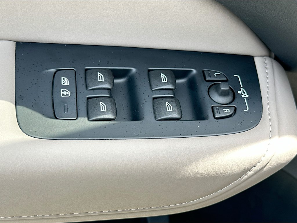 Thumbnail: 2026 Volvo XC60 - 27