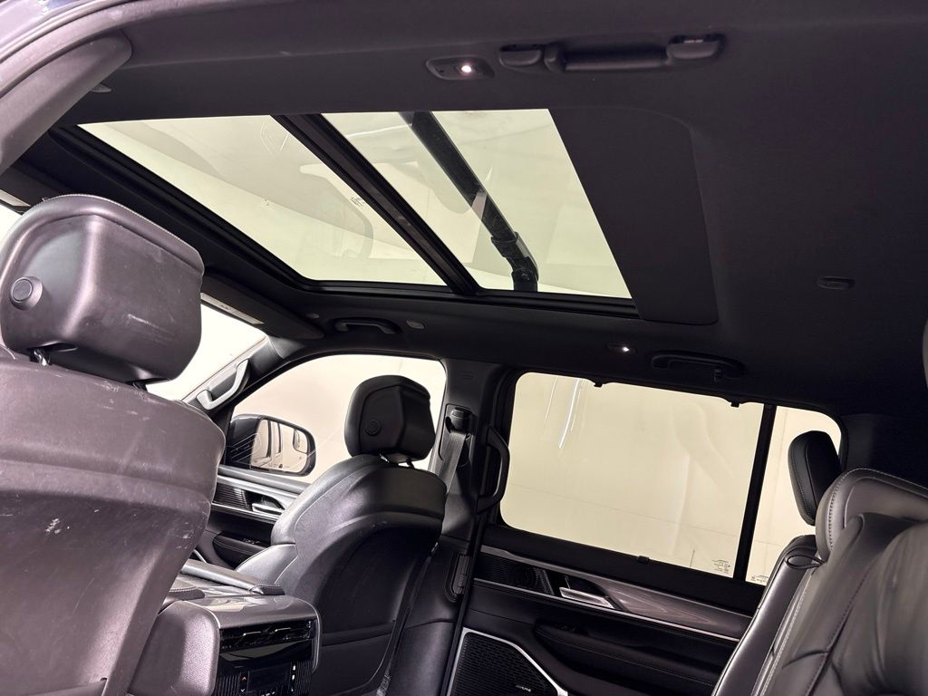 Thumbnail: 2022 Jeep Wagoneer - 23